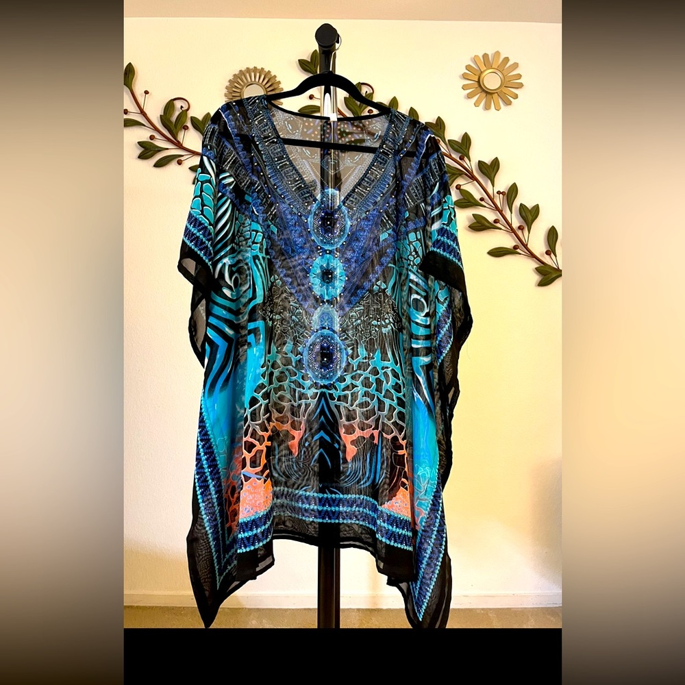 NWOT Kaftan Pyramid Rhinestone Detail